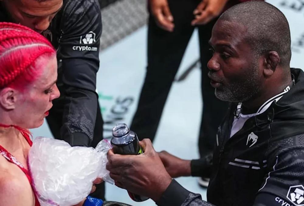 Din Thomas annonce la fin de sa carrière d'homme de coin après la défaite de Gillian Robertson à l'UFC 330