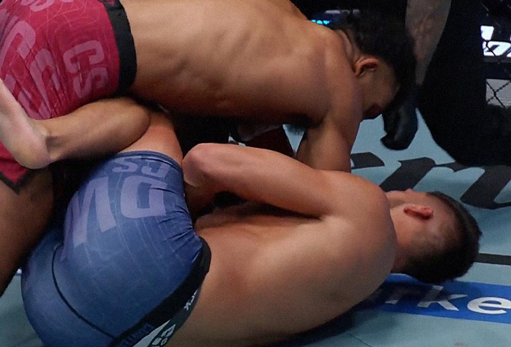DWCS 91 : Quentin Pasley éteint Arlind Berisha avec deux monstrueux coups de coude au 1er round