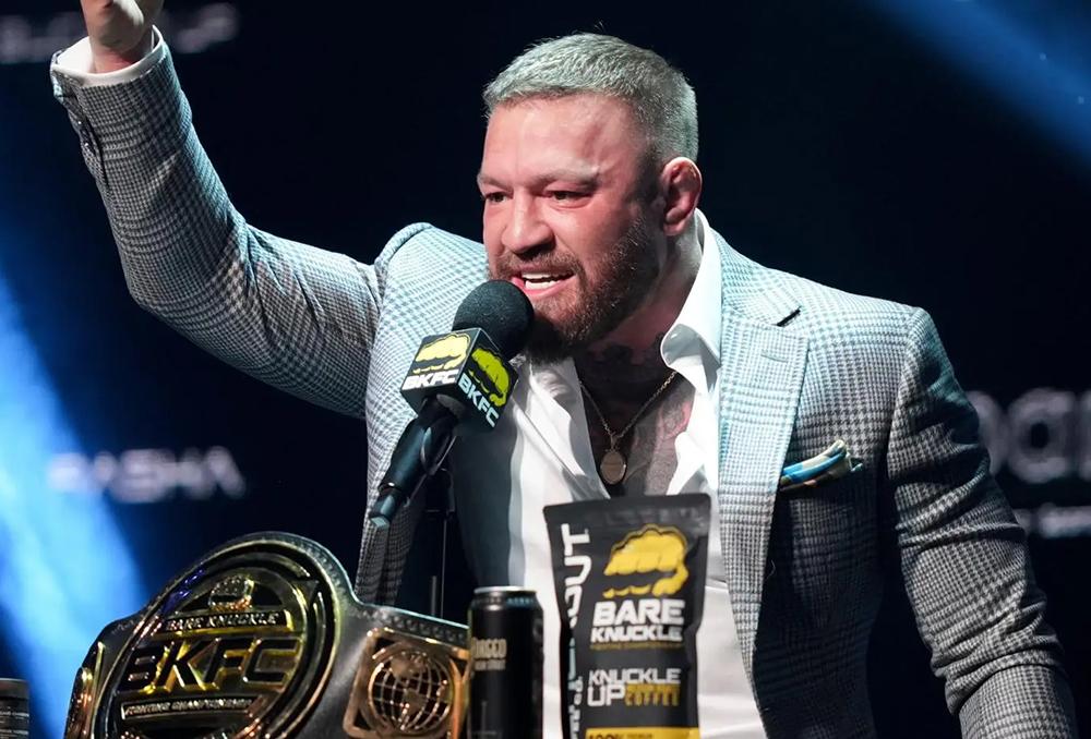 Conor McGregor s'en prend à Max Holloway après l'arrêt de leur combat à l'UFC 329