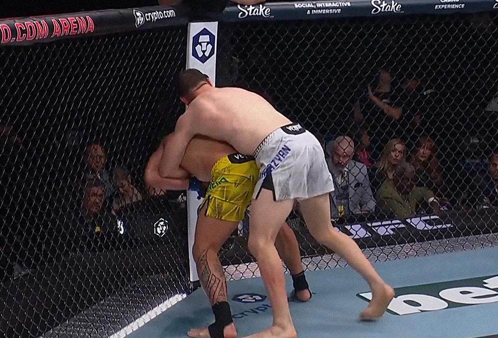 UFC 331 : Edmen Shahbazyan s'impose par décision unanime face à Brunno Ferreira