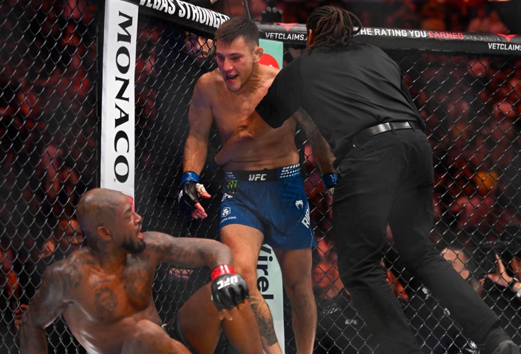 UFC 332 : King Green conteste l'arrêt de l'arbitre Herb Dean après sa défaite contre Esteban Ribovics