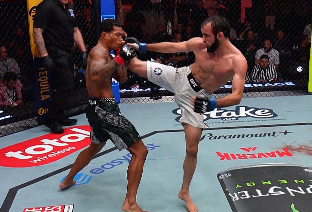 UFC Fight Night 290 : Otari Tanzilovi foudroie Malcolm Wellmaker d'un coup de pied à la tête.