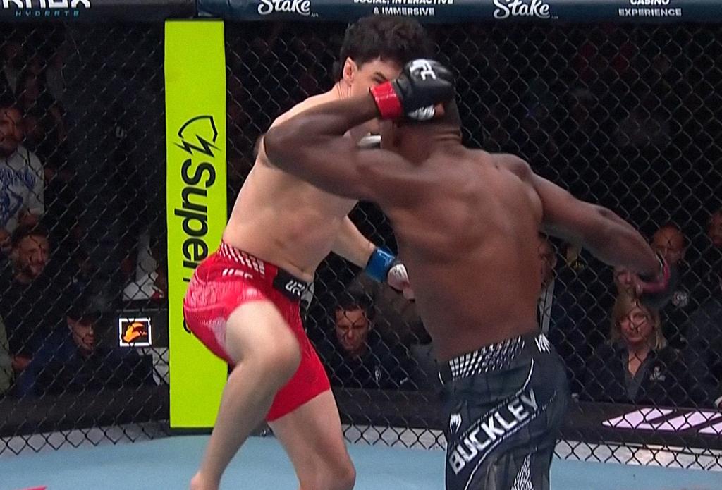 UFC Fight Night 291 : Mike Malott foudroie Joaquin Buckley d'un coup de genou en plein menton