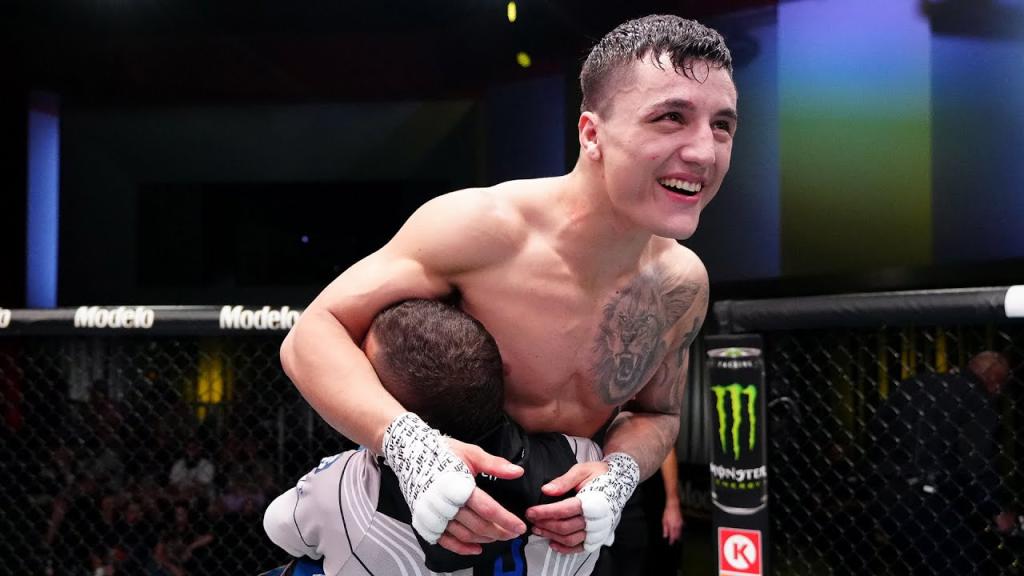 Francisco Prado malmène Ottman Azaitar et le termine par TKO au premier round | UFC on ESPN 49