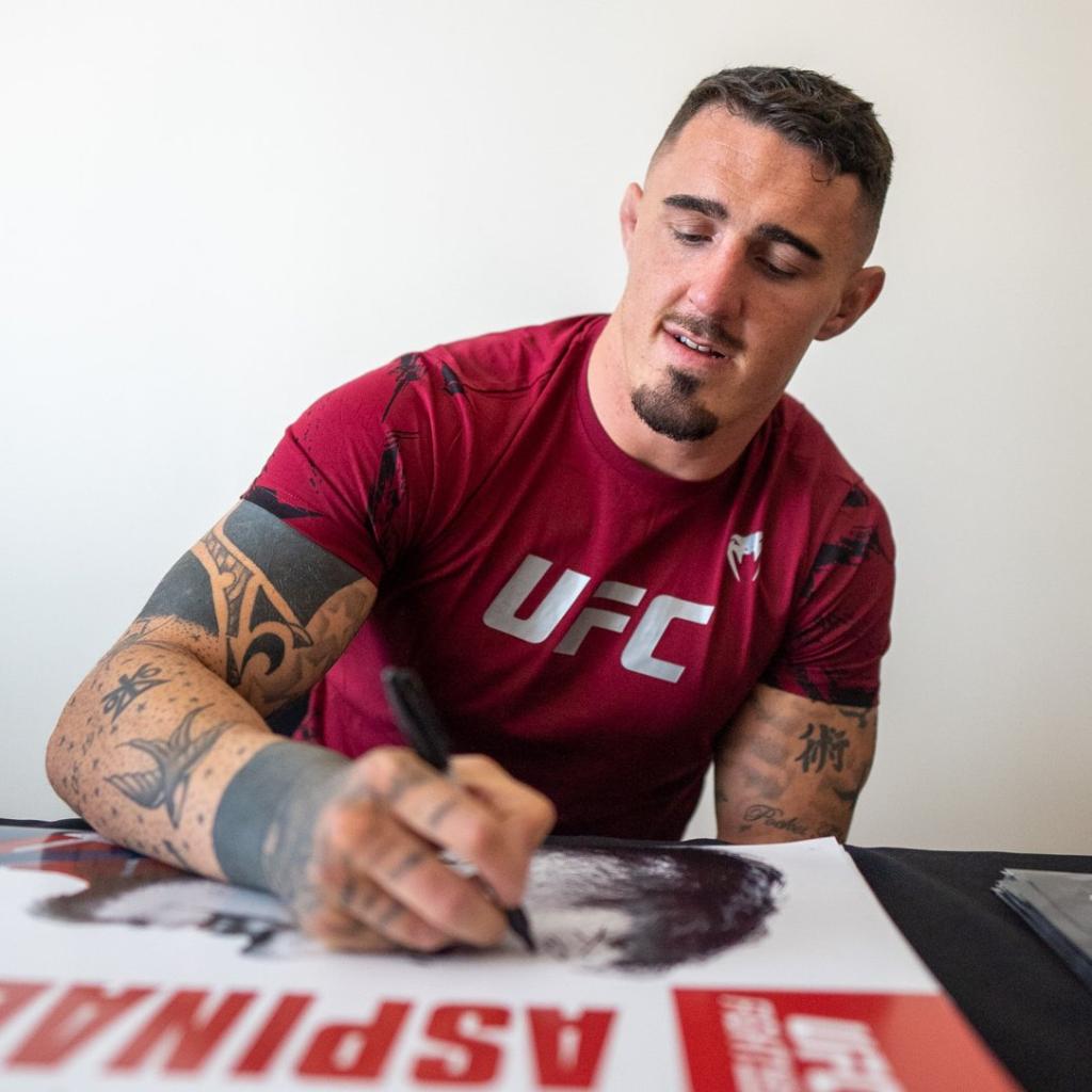 UFC on ESPN+ 82 - Séance de signature des posters