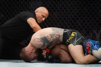 Jake Matthews soumet Darrius Flowers après un coup de pied controversé | UFC 291