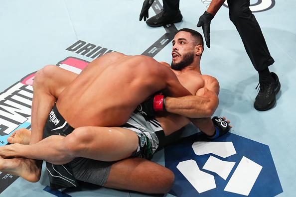 Gabriel Bonfim soumet Trevin Giles avec une guillotine en un peu plus de 1 minute | UFC 291