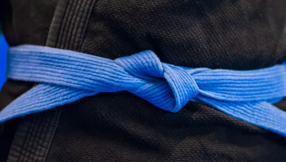 La Ceinture Bleue : Étape Intermédiaire de Maîtrise dans le Jiu-Jitsu Brésilien