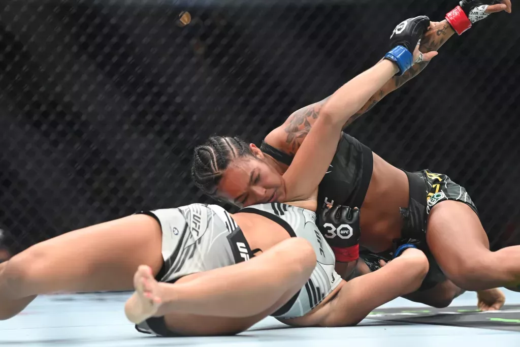 Karine Silva soumet Maryna Moroz par étranglement à la dernière seconde | UFC 292