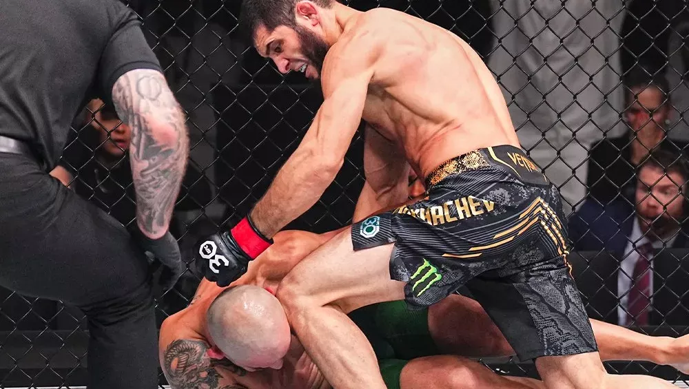 Islam Makhachev met Alexander Volkanovski KO avec un high kick  | UFC 294