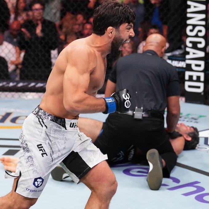 Beneil Dariush vs. Arman Tsarukyan électrocute Beneil Dariush en 1 minute | UFC on ESPN 52