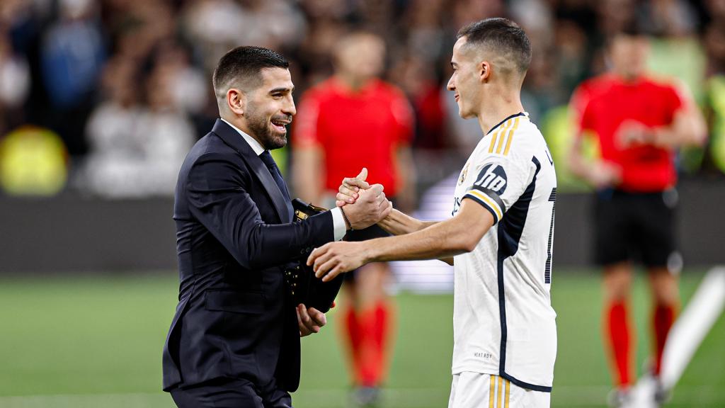 Ilia Topuria, champion de l'UFC, donne le coup d'envoi du match entre le Real Madrid et le FC Séville