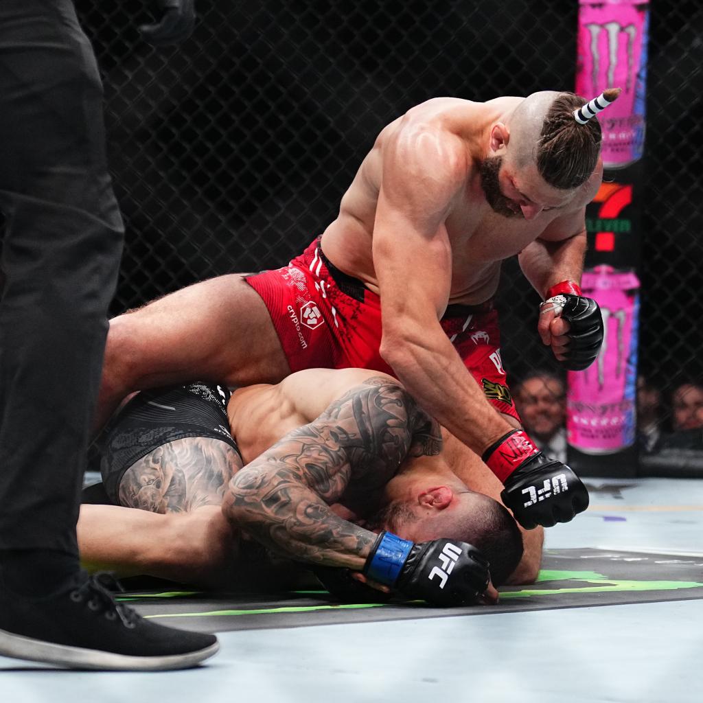 Le guerrier Jiří Procházka dompte Aleksandar Rakić par TKO au 2ème round | UFC 300