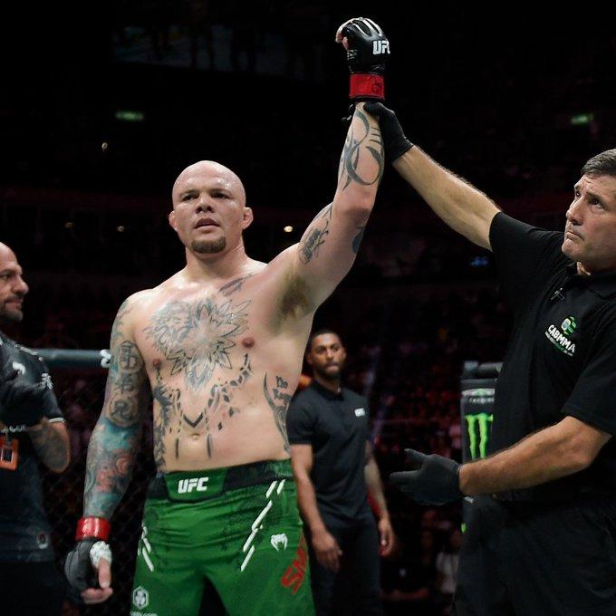 Anthony Smith renoue avec la victoire en soumettant Vitor Petrino dès le premier round | UFC 301