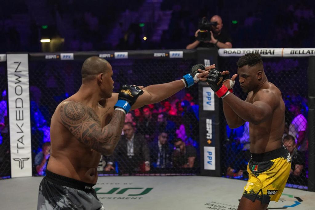 PFL Super Fights - Francis Ngannou détruit Renan Ferreira par TKO au round 1 | Battle of the Giants