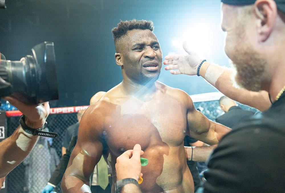 Francis Ngannou triomphe dans la cage après une semaine de doutes | Battle of the Giants