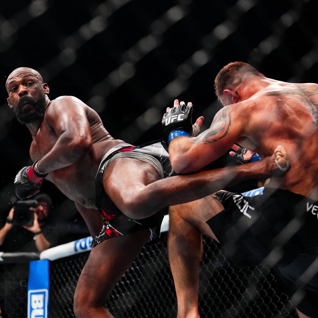 Jon Jones défend son titre en poids lourds et envoie Stipe Miocic à la retraite à l'UFC 309 | New York