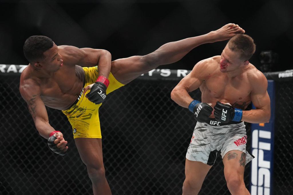 Mairon Santos remporte une décision partagée controversée contre Francis Marshall | Las Vegas