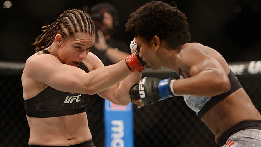 Angela Hill contre Ariane Carnelossi