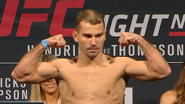 Alex White contre Artem Lobov