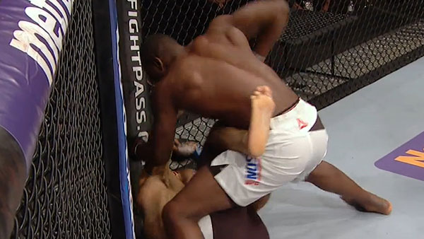 Derek Brunson contre Roan Carneiro