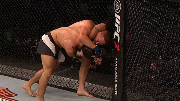 Elias Theodorou contre Sam Alvey