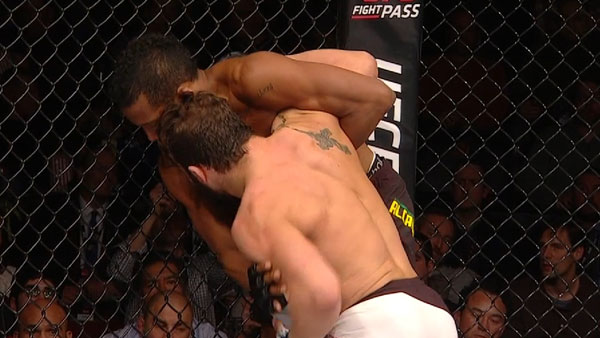 Iuri Alcantara contre Jimmie Rivera