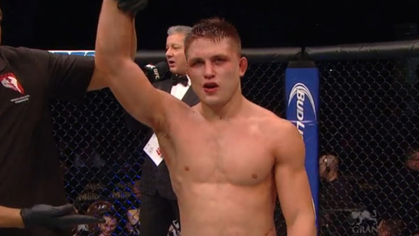 Drew Dober contre Scott Holtzman