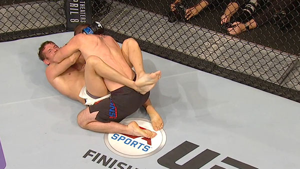 Darren Elkins contre Chas Skelly