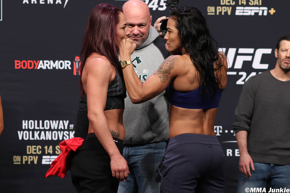 Jessica Eye contre Viviane Araujo