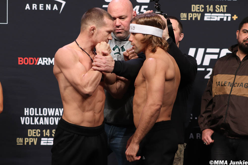 Petr Yan contre Urijah Faber