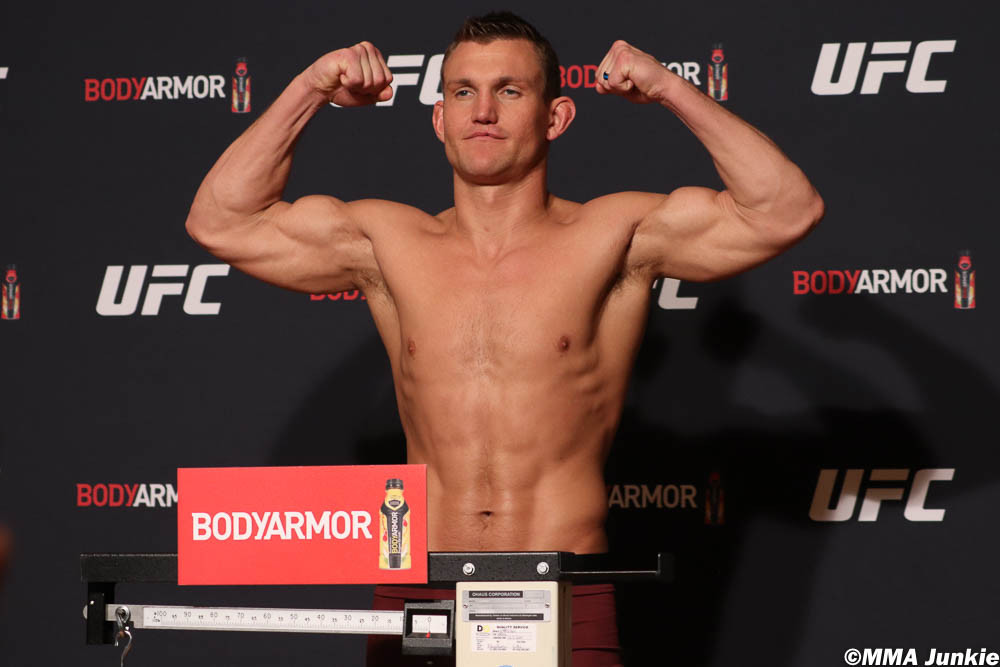 Ian Heinisch contre Omari Akhmedov