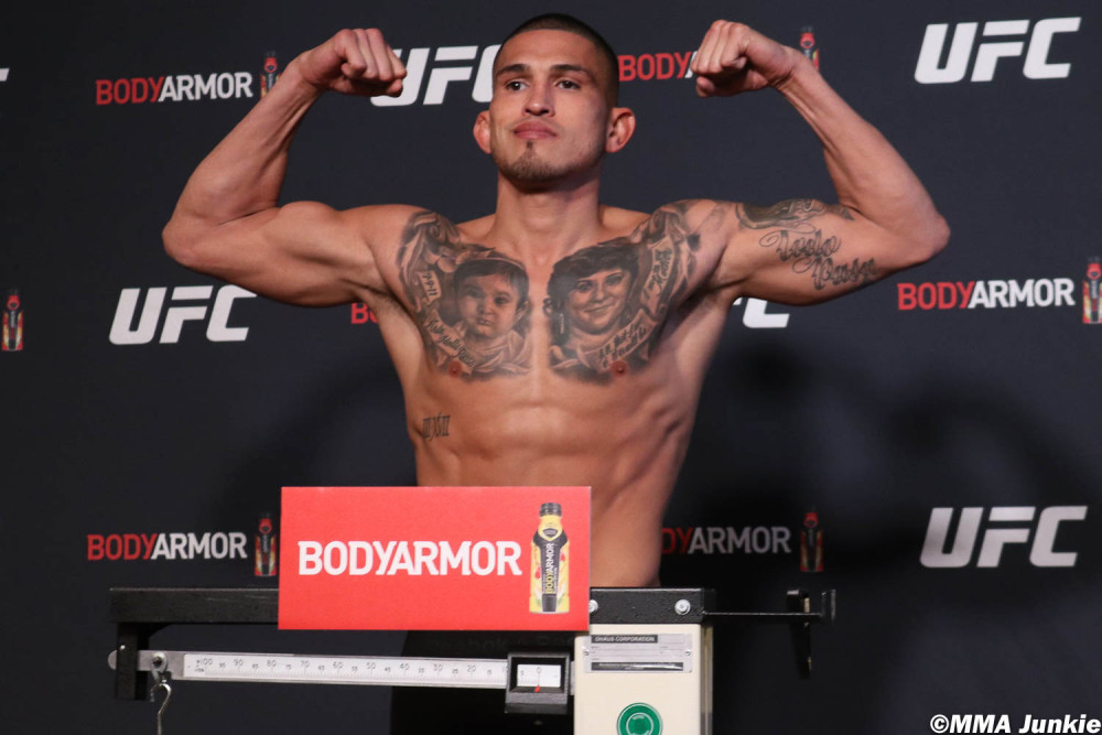 Anthony Pettis contre Carlos Diego Ferreira